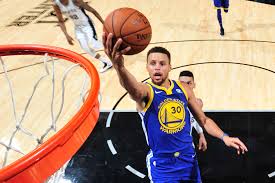Curry y Golden State Warriors renuevan su contrato tres años antes de lo previsto